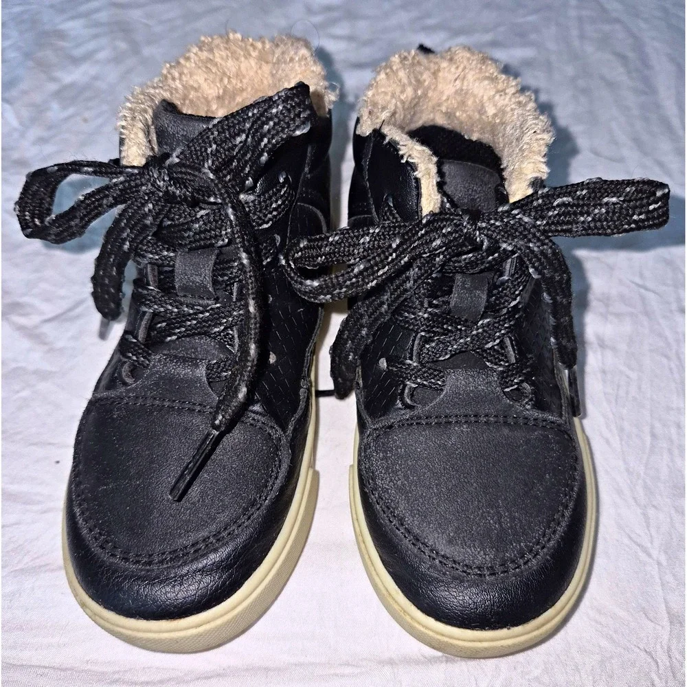 OshKosh B'gosh Castle Kids Black Faux Fur Lined Lace-Up High Top Sneakers 7M